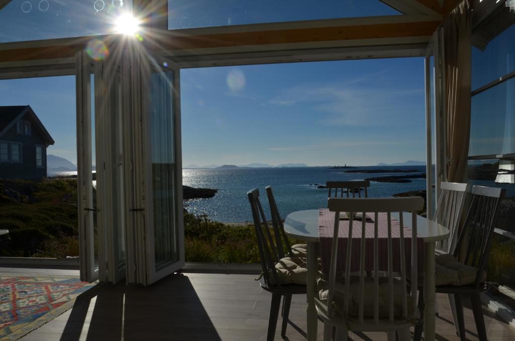 Superior Cottage with Sea View in Senja room 1