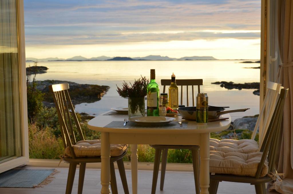 Superior Cottage with Sea View in Senja room 2