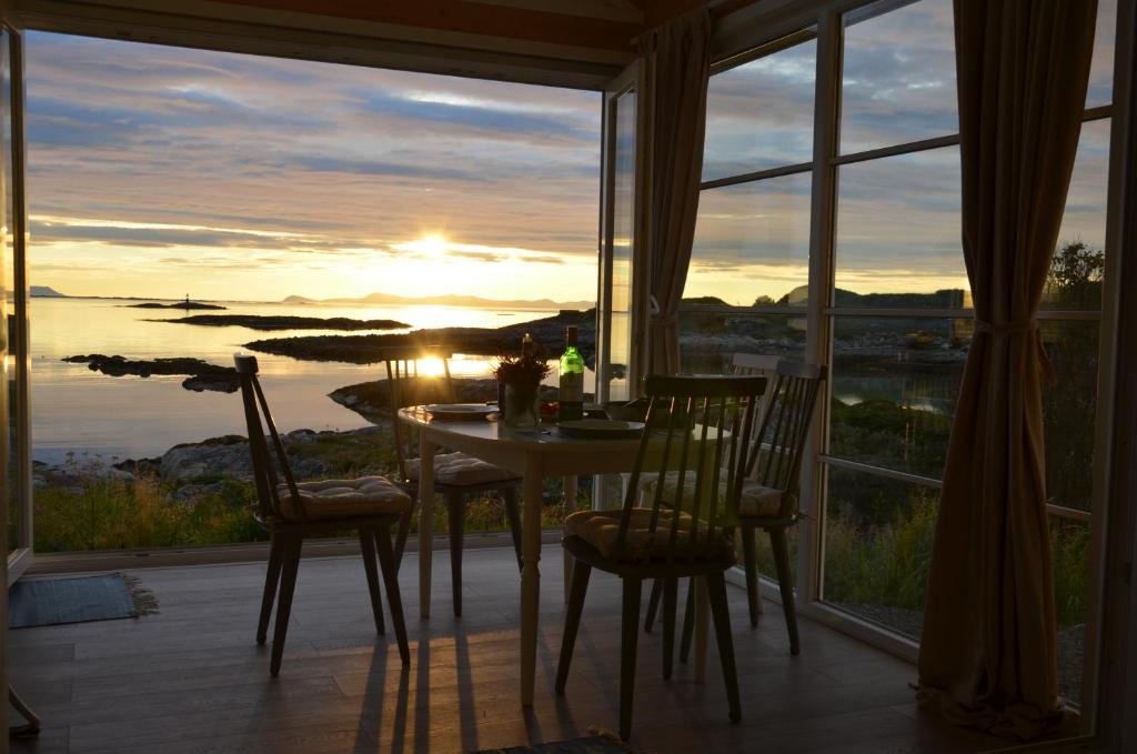 Superior Cottage with Sea View in Senja room 3
