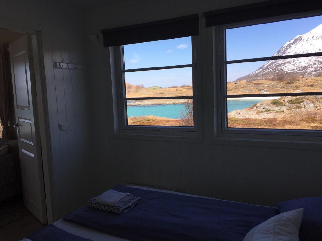 Superior Cottage with Sea View in Senja room 5